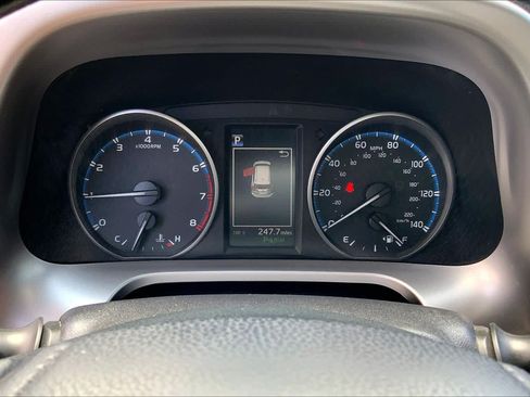 Used 2018 Toyota RAV4 XLE FWD image 24