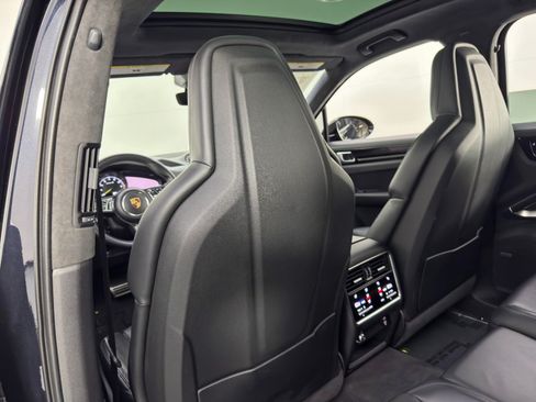 Used 2021 Porsche Cayenne Turbo S AWD/4WD image 38