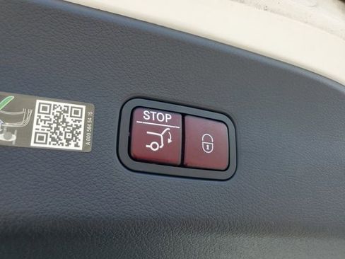 Used 2025 Mercedes-Benz GLC 300 4MATIC image 10
