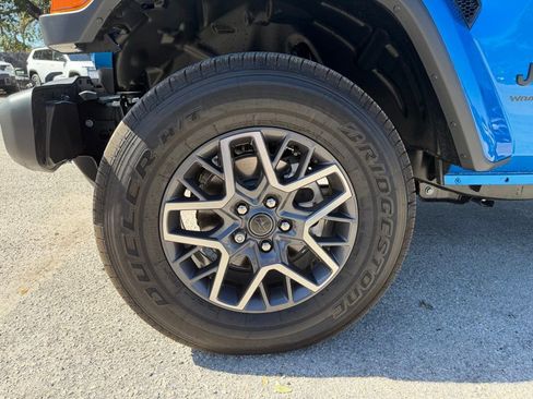 Used 2025 Jeep Wrangler Sahara image 9