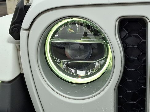 Certified 2022 Jeep Gladiator Overland w/ LED Lighting Group AWD/4WD image 9