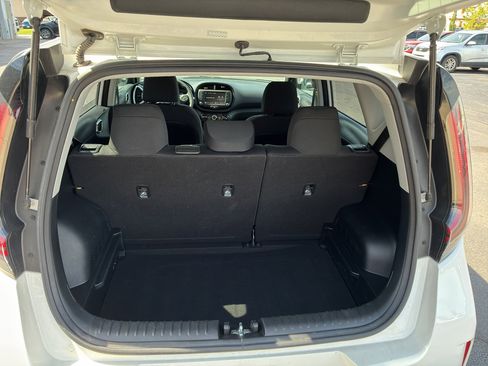 Used 2025 Kia Soul LX w/ LX Technology Package FWD image 17