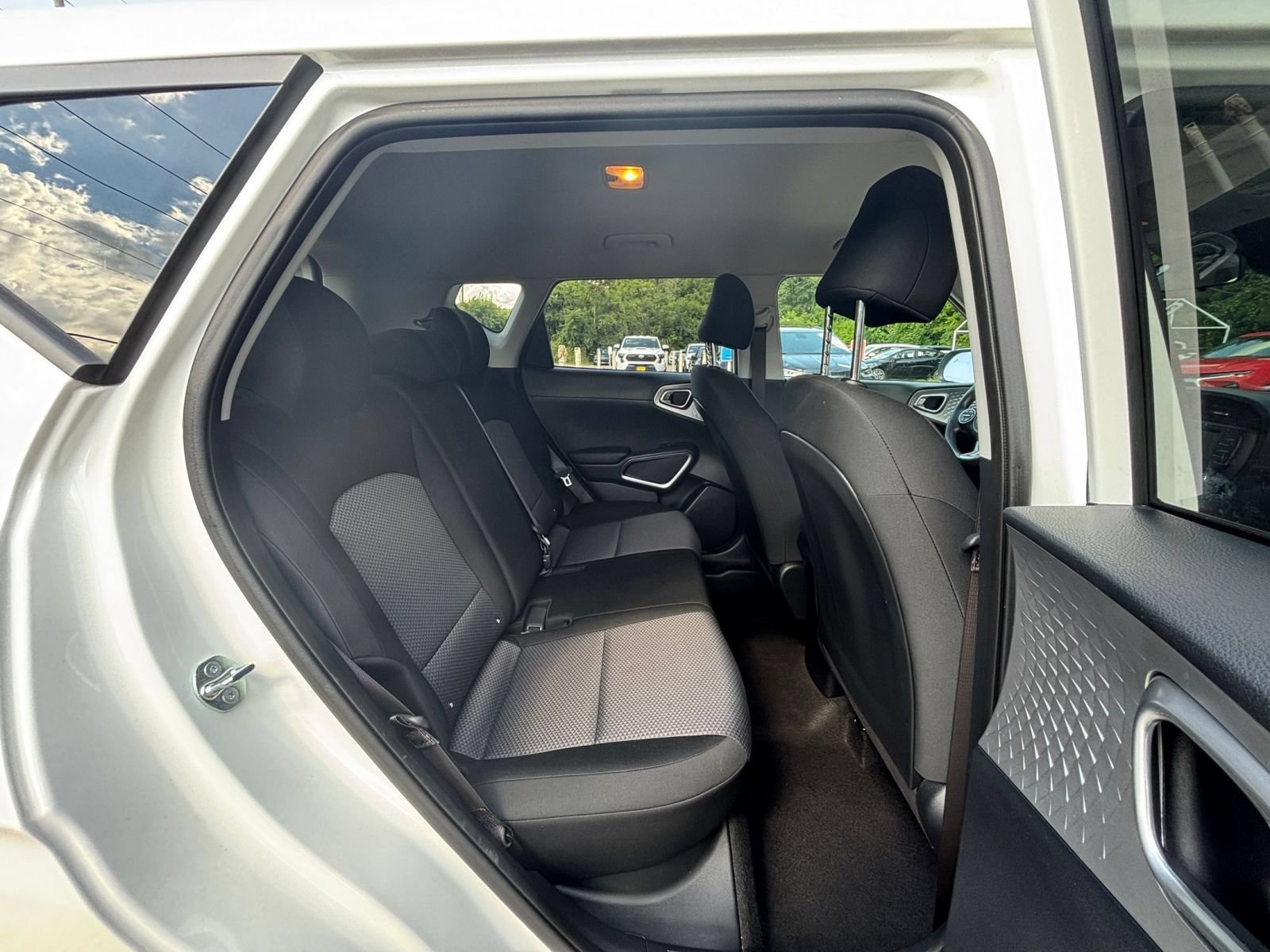 Used 2025 Kia Soul LX w/ LX Technology Package FWD image 35