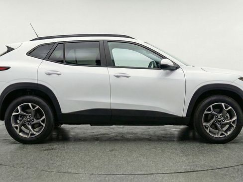 Used 2025 Chevrolet Trax LT FWD image 11