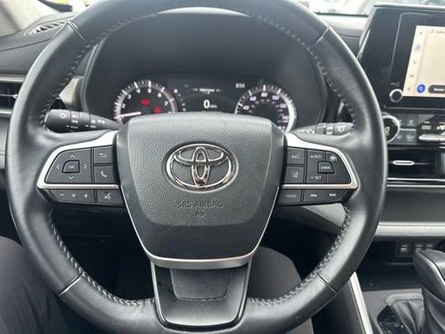 Used 2023 Toyota Highlander LE FWD image 5