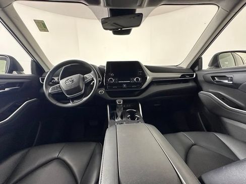Used 2024 Toyota Highlander XLE AWD/4WD image 19