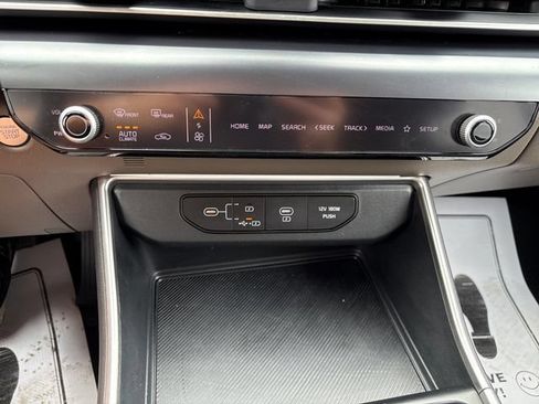 Used 2025 Kia Carnival FWD image 16