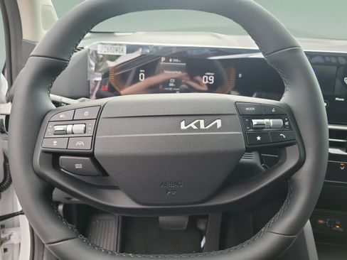 New 2026 Kia Sportage LX FWD image 16