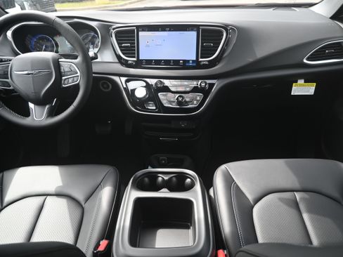 New 2026 Chrysler Voyager LX image 3