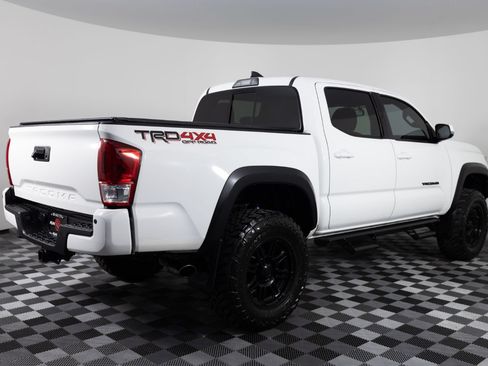 Used 2017 Toyota Tacoma TRD Off-Road w/ Premium & Technology Package AWD/4WD image 8