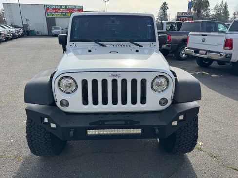 Used 2018 Jeep Wrangler Unlimited Rubicon w/ Connectivity Group image 2
