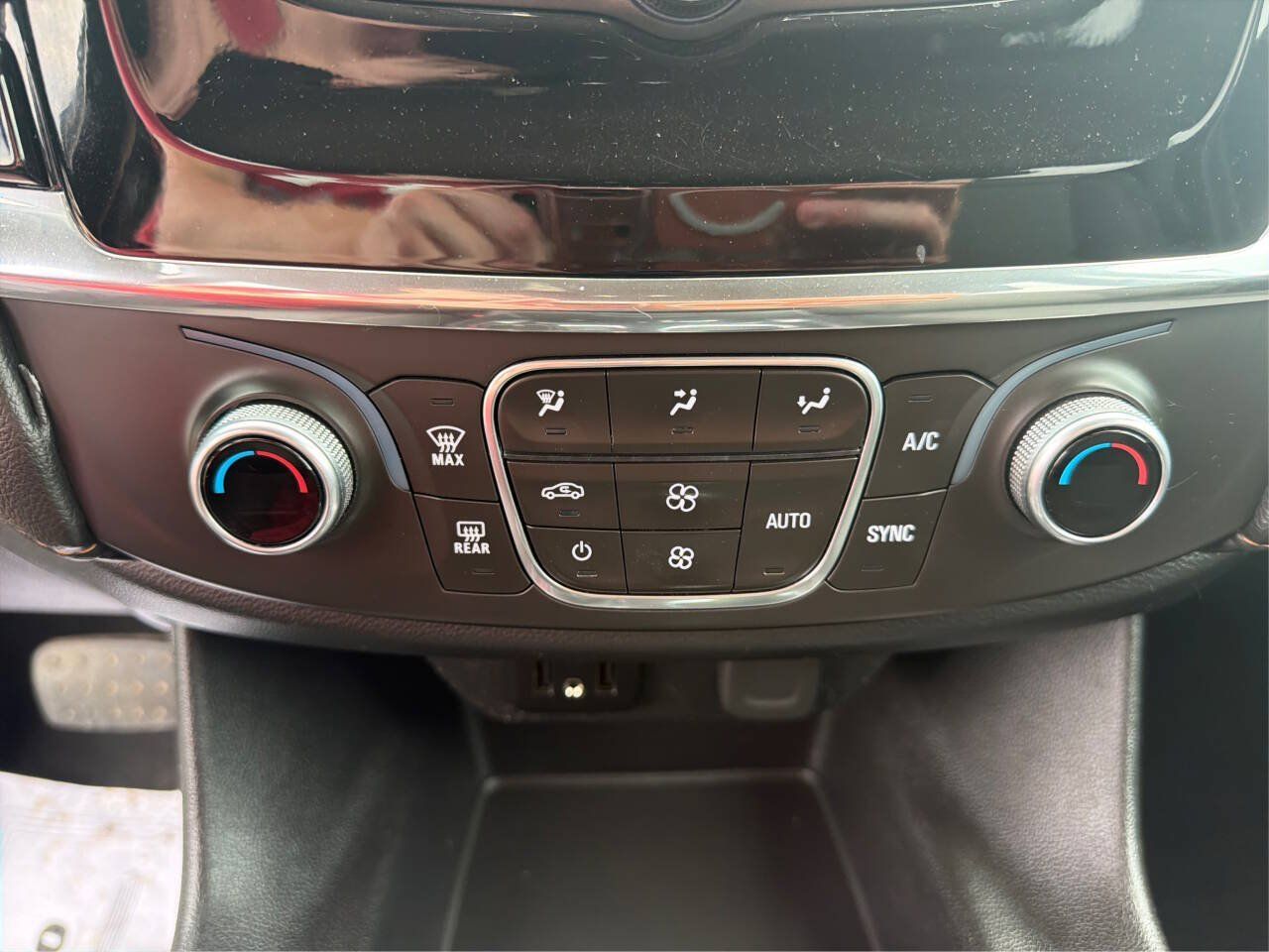 Used 2018 Chevrolet Traverse LT w/ LPO, 'HIT The Road' Package FWD image 24