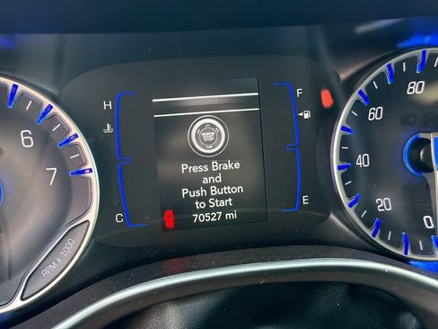 Used 2023 Chrysler Voyager LX FWD image 3