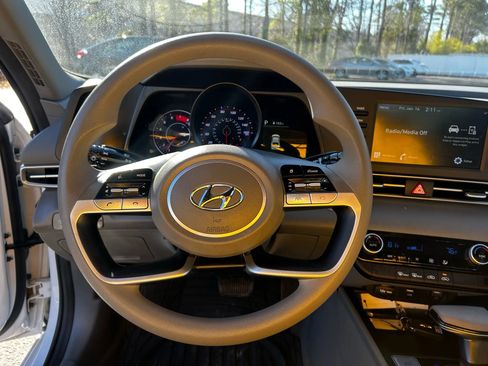 Used 2023 Hyundai Elantra SEL image 17