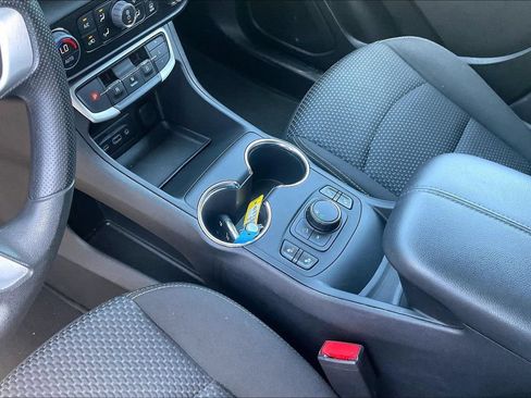 Used 2024 GMC Terrain SLE w/ Driver Convenience Package FWD image 18