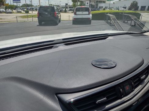 Used 2020 Nissan Rogue S image 17