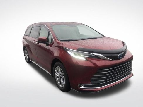 Used 2024 Toyota Sienna Limited FWD image 3