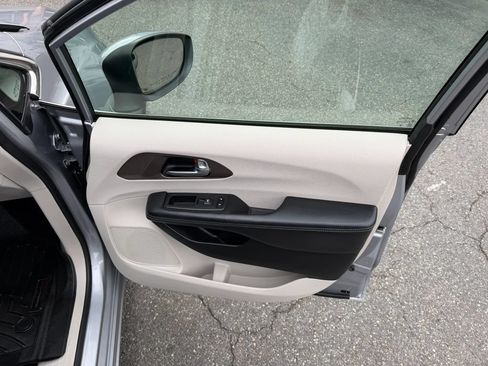 Used 2020 Chrysler Voyager L FWD image 40