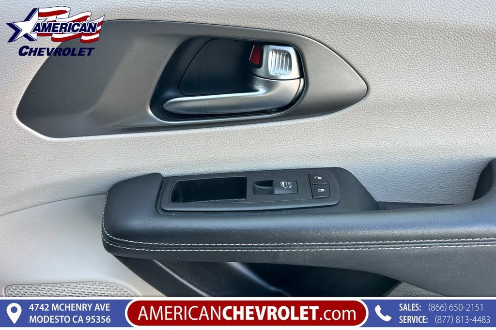 Used 2023 Chrysler Pacifica Touring-L FWD image 23