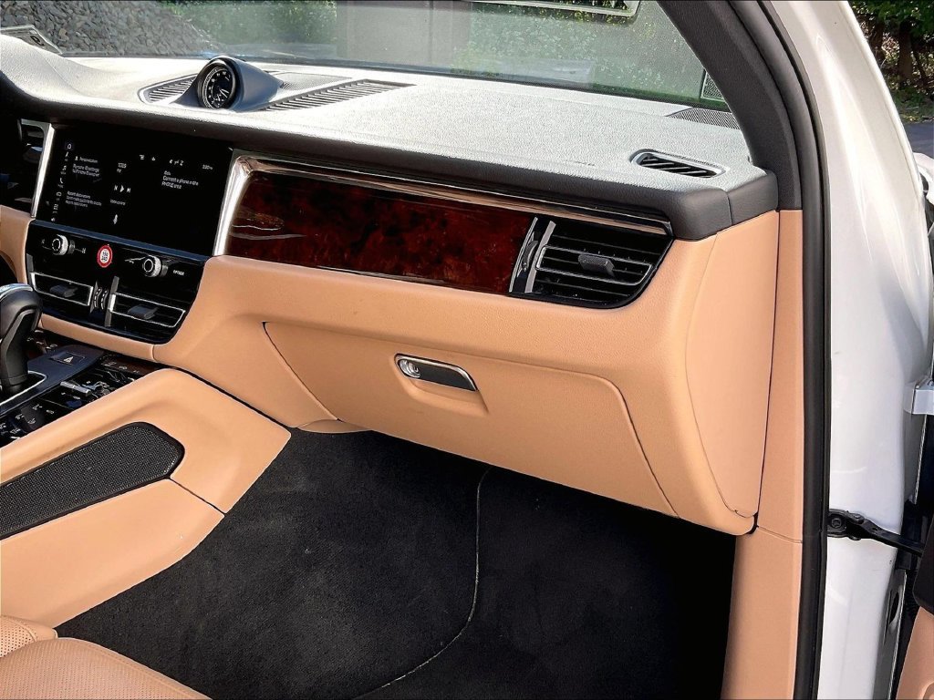 Certified 2022 Porsche Macan AWD/4WD image 19