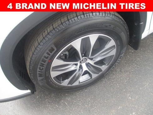 Used 2024 Toyota Highlander XLE AWD/4WD image 4