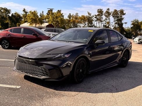 Used 2025 Toyota Camry SE w/ Convenience Package FWD image 3