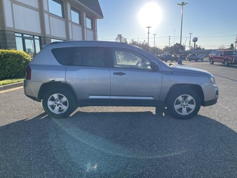 Used 2016 Jeep Compass Sport FWD image 3