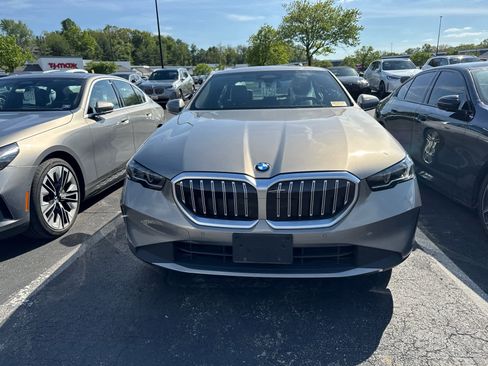 Used 2024 BMW 530i xDrive w/ Convenience Package AWD/4WD image 3