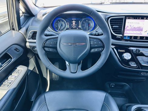 Used 2023 Chrysler Pacifica Touring-L w/ S Appearance Package image 15