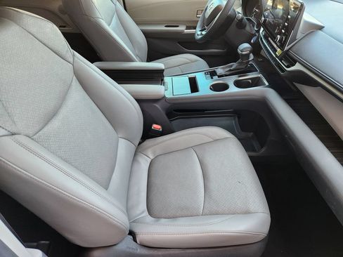 Used 2022 Toyota Sienna Limited AWD/4WD image 14