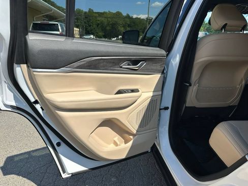 Used 2023 Jeep Grand Cherokee Limited AWD/4WD image 23