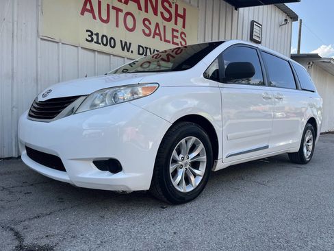 Used 2014 Toyota Sienna LE image 3