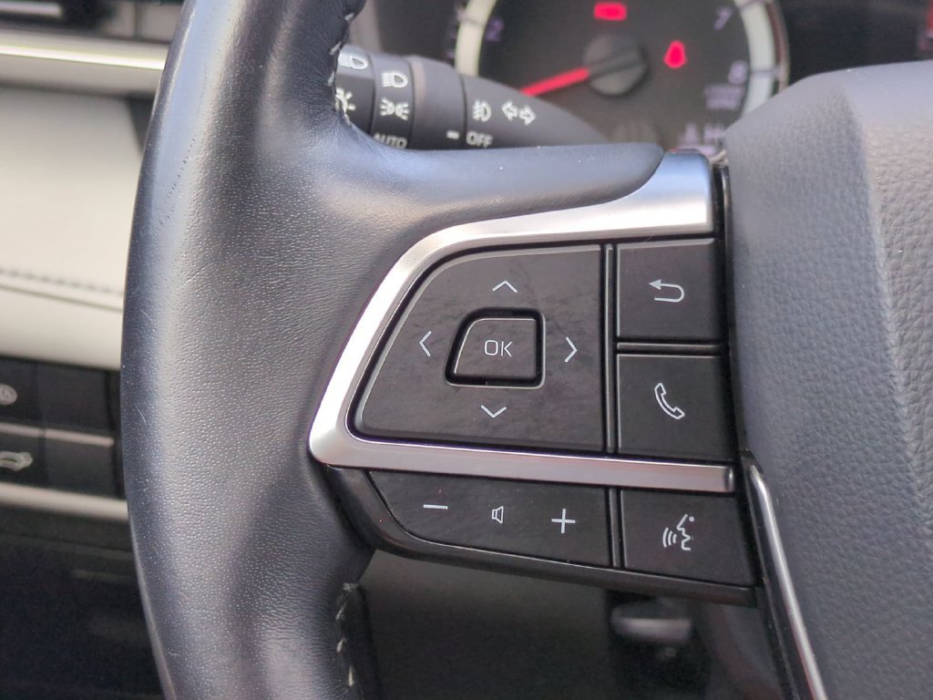 Used 2020 Toyota Highlander LE FWD image 21