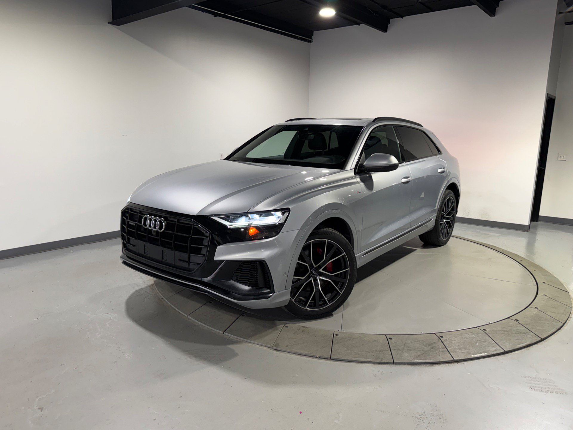 Used 2019 Audi Q8 Premium Plus w/ Premium Plus AWD/4WD image 3