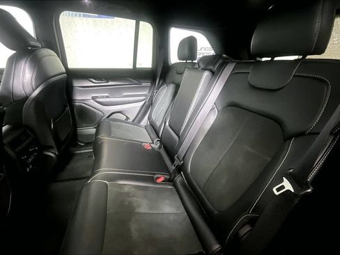 Used 2025 Jeep Grand Cherokee Altitude AWD/4WD image 21