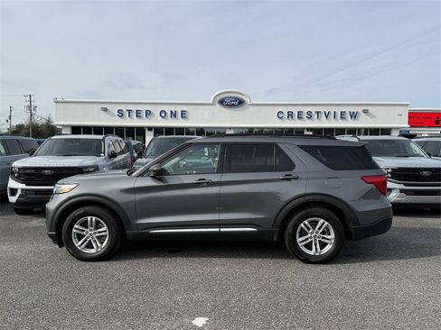 Used 2024 Ford Explorer XLT image 8