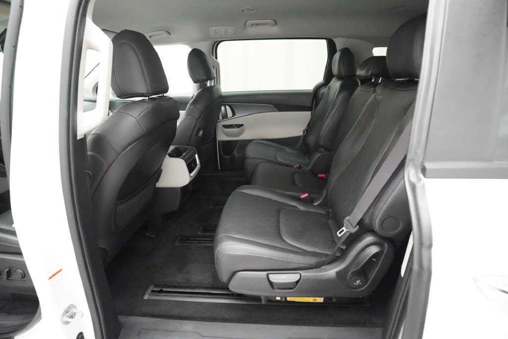 Used 2024 Kia Carnival LX FWD image 15
