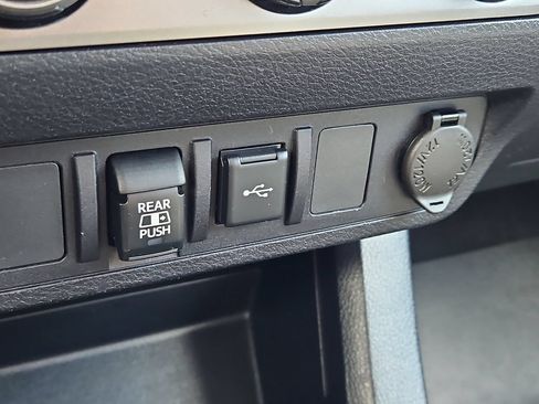 Used 2020 Toyota Tacoma SR5 AWD/4WD image 17