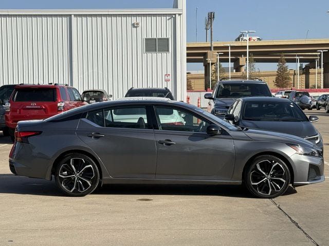 Used 2024 Nissan Altima 2.5 SR FWD image 3