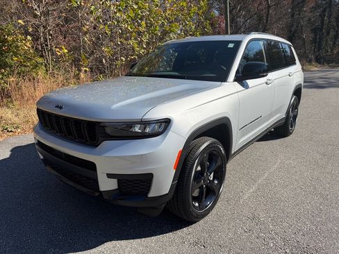 New 2025 Jeep Grand Cherokee L Altitude image 3