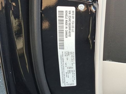 Certified 2024 Chrysler Pacifica Touring-L image 29