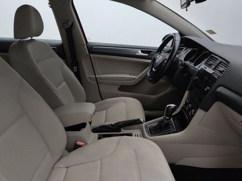 Used 2018 Volkswagen Golf SE image 21