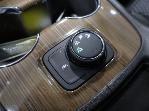 Used 2023 GMC Acadia SLE image 27