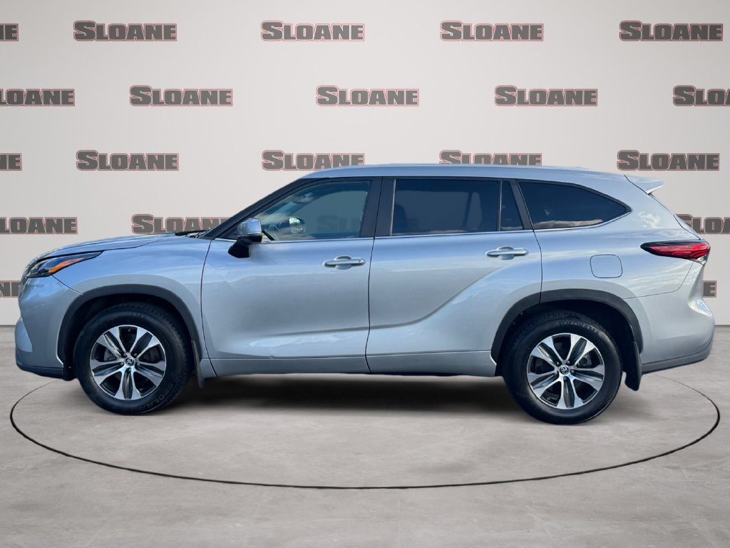 Used 2023 Toyota Highlander XLE AWD/4WD image 2