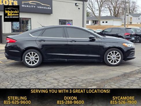 Used 2017 Ford Fusion SE w/ Fusion SE Technology Package image 9