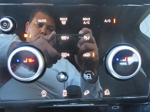 Used 2023 Land Rover Discovery Sport SE R-Dynamic image 35