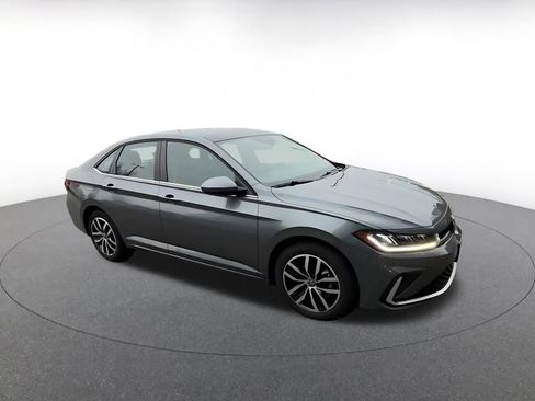 Used 2025 Volkswagen Jetta SE image 2