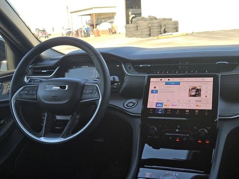 New 2025 Jeep Grand Cherokee Limited image 32