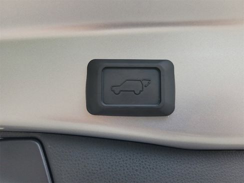 Used 2023 Toyota RAV4 XLE w/ Convenience Package image 9