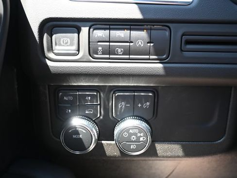 Used 2024 GMC Yukon XL SLT w/ SLT Premium Package AWD/4WD image 42